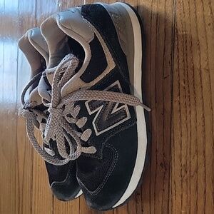 New Balance Kids Black and Gray Sneakers Size 12